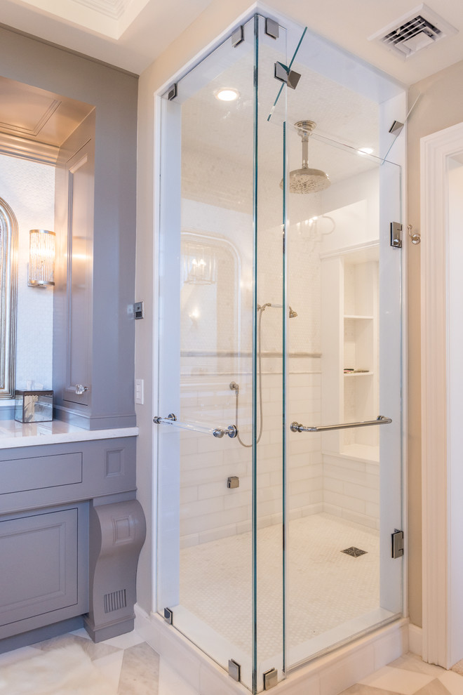 Idéer för stora vintage en-suite badrum, med luckor med profilerade fronter, grå skåp, ett fristående badkar, en hörndusch, vit kakel, grå väggar, mosaikgolv, ett undermonterad handfat, tunnelbanekakel och bänkskiva i kvarts