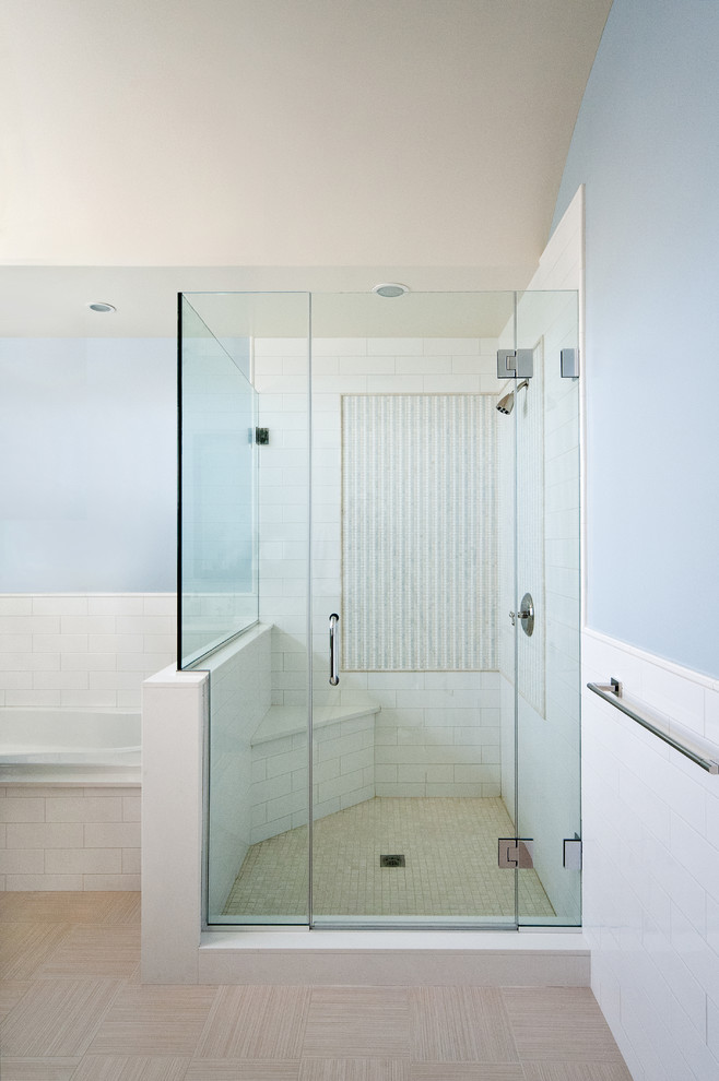 ニューヨークにある高級な広いコンテンポラリースタイルのおしゃれなマスターバスルーム (コーナー設置型シャワー、白いタイル、セラミックタイル、白い壁、磁器タイルの床) の写真