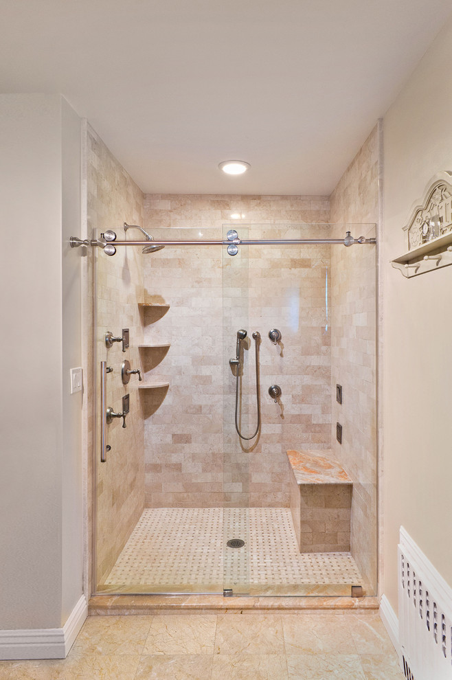 На фото: большая главная ванная комната в современном стиле с душем в нише, бежевой плиткой, каменной плиткой, бежевыми стенами и полом из мозаичной плитки