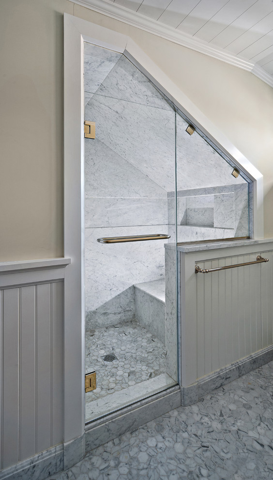 Пример оригинального дизайна: маленькая главная ванная комната в классическом стиле с мраморной столешницей, душем в нише, серой плиткой, плиткой из листового камня, серыми стенами и мраморным полом для на участке и в саду