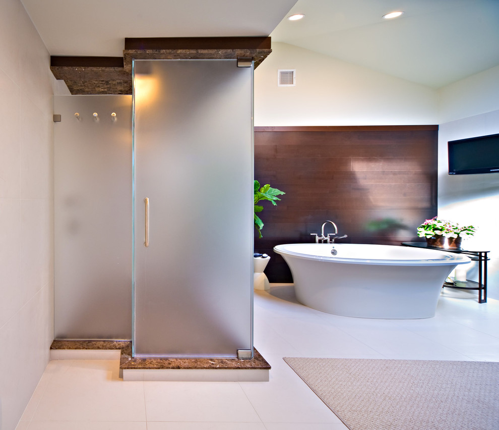 Idee per un'ampia stanza da bagno padronale design con vasca freestanding, doccia ad angolo, piastrelle marroni, piastrelle in pietra, pavimento in gres porcellanato e pareti multicolore