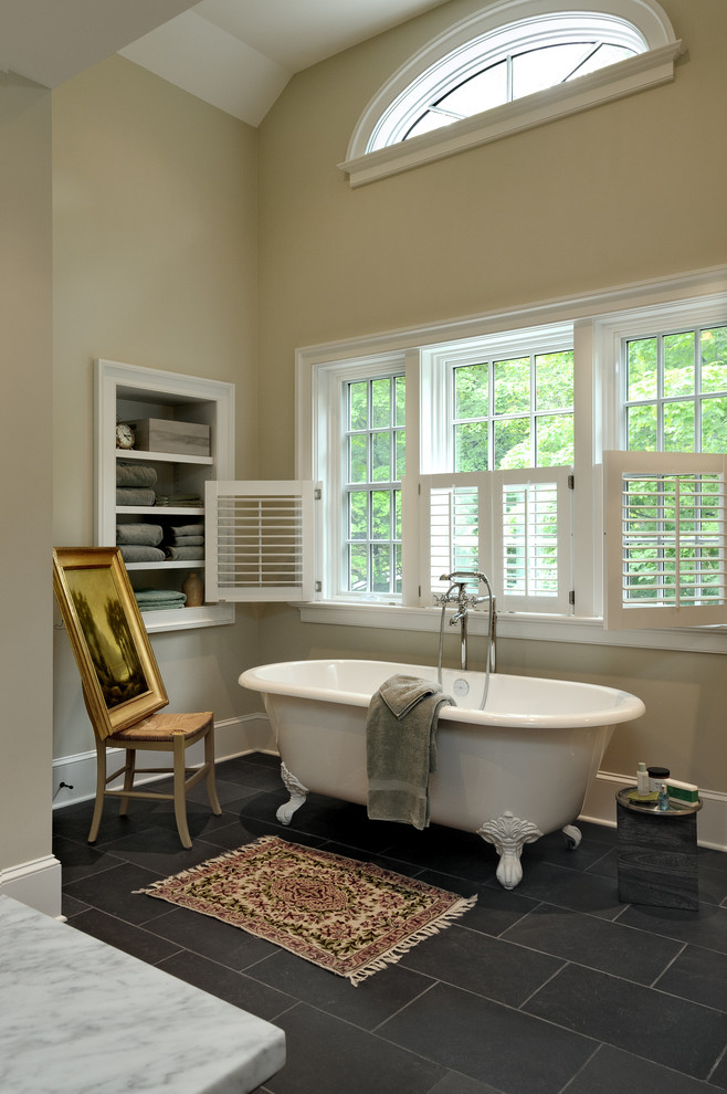 На фото: ванная комната в классическом стиле с полом из сланца