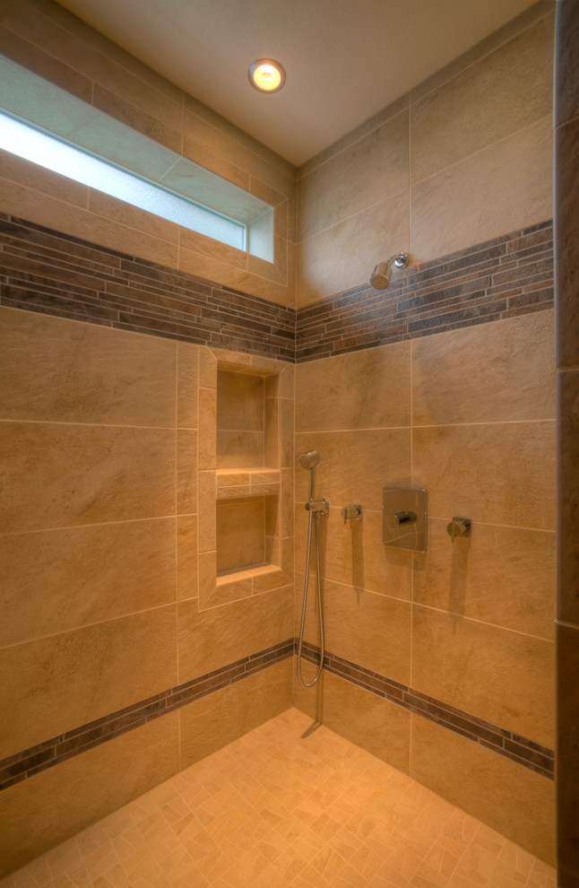 Idéer för stora vintage en-suite badrum, med beige väggar, luckor med upphöjd panel, skåp i mellenmörkt trä, ett platsbyggt badkar, en öppen dusch, ett nedsänkt handfat, granitbänkskiva, beiget golv och med dusch som är öppen