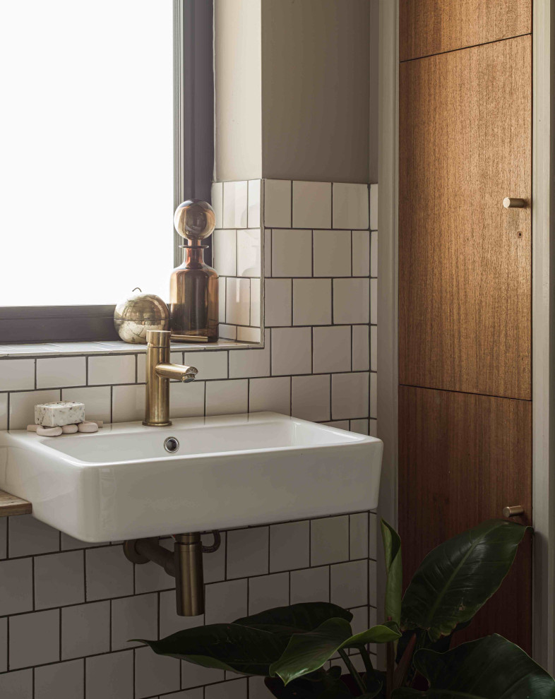 Idéer för att renovera ett litet minimalistiskt badrum med dusch, med vit kakel, keramikplattor och träbänkskiva
