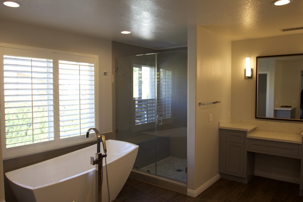 Idéer för stora funkis en-suite badrum, med skåp i shakerstil, grå skåp, ett fristående badkar, en dusch i en alkov, en toalettstol med separat cisternkåpa, vita väggar, mörkt trägolv och ett undermonterad handfat