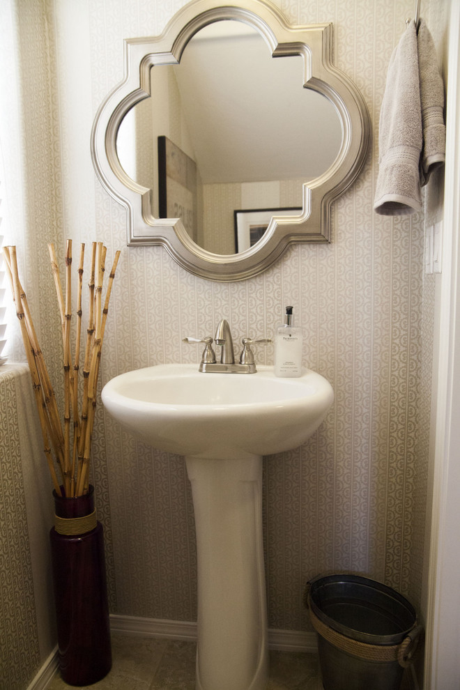 Cette image montre une petite salle de bain traditionnelle avec WC à poser, des carreaux de porcelaine, un mur gris, un sol en carrelage de porcelaine et un lavabo de ferme.