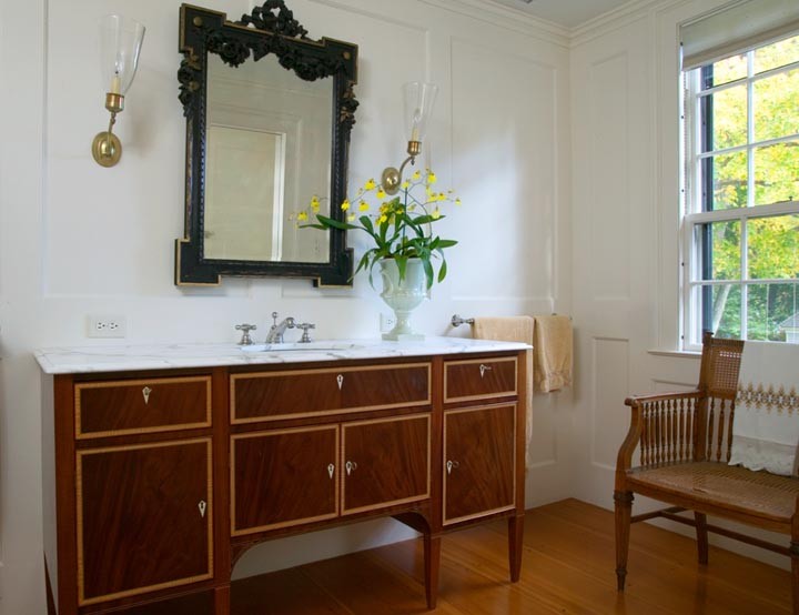 Imagen de cuarto de baño principal tradicional con armarios tipo mueble, puertas de armario de madera en tonos medios, paredes blancas, suelo de madera en tonos medios, lavabo bajoencimera y encimera de mármol