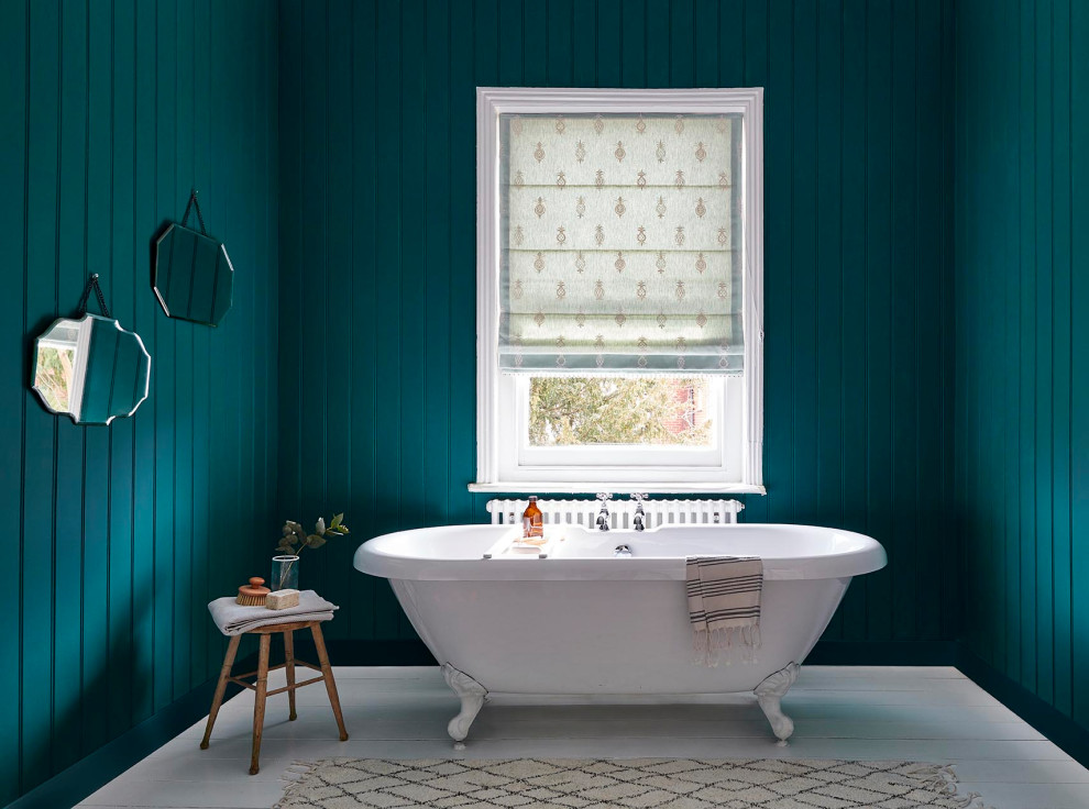 Свежая идея для дизайна: детская ванная комната среднего размера в стиле рустика с ванной на ножках и стенами из вагонки - отличное фото интерьера