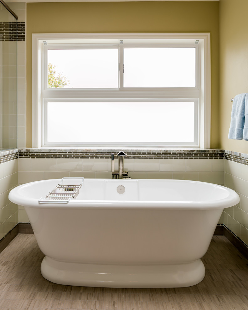 Cette image montre une grande salle de bain principale traditionnelle avec un lavabo encastré, un placard avec porte à panneau encastré, un plan de toilette en granite, une baignoire indépendante, une douche double, un carrelage vert, des carreaux de béton, un mur jaune et un sol en travertin.