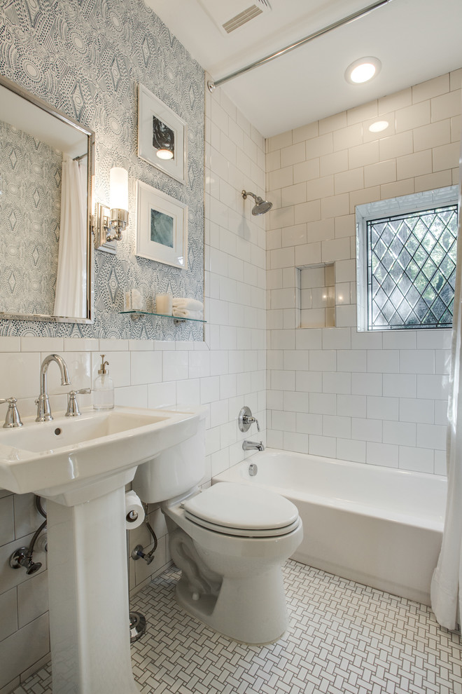 Inspiration för mellanstora klassiska en-suite badrum, med en toalettstol med separat cisternkåpa, vit kakel, vita väggar, klinkergolv i keramik, tunnelbanekakel, ett piedestal handfat, dusch med duschdraperi, ett badkar i en alkov och en dusch/badkar-kombination