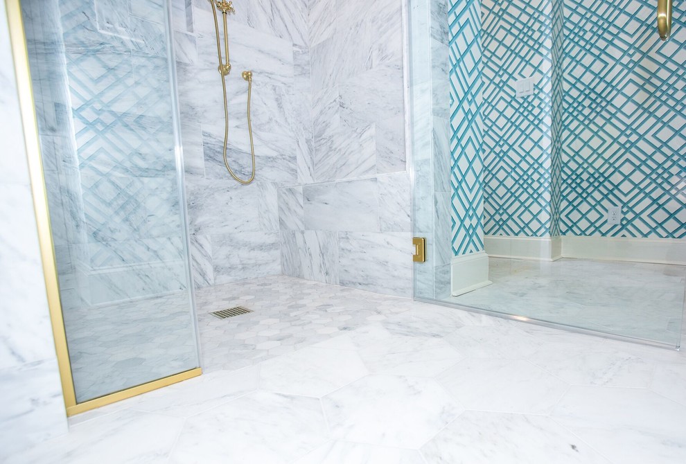 Пример оригинального дизайна: ванная комната в стиле неоклассика (современная классика) с душем в нише, серой плиткой, плиткой из известняка, разноцветными стенами, мраморным полом, белым полом и душем с распашными дверями