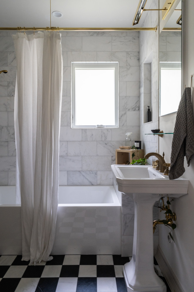 Aménagement d'une salle de bain classique avec une baignoire en alcôve, un combiné douche/baignoire, un carrelage blanc, un mur gris, un lavabo de ferme, un sol multicolore, une cabine de douche avec un rideau, une niche et meuble simple vasque.