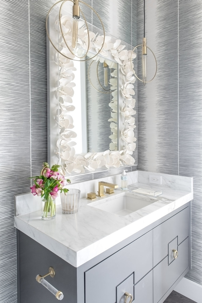 Esempio di una stanza da bagno minimal con ante lisce, ante grigie, pareti multicolore, lavabo sottopiano, pavimento grigio e top bianco