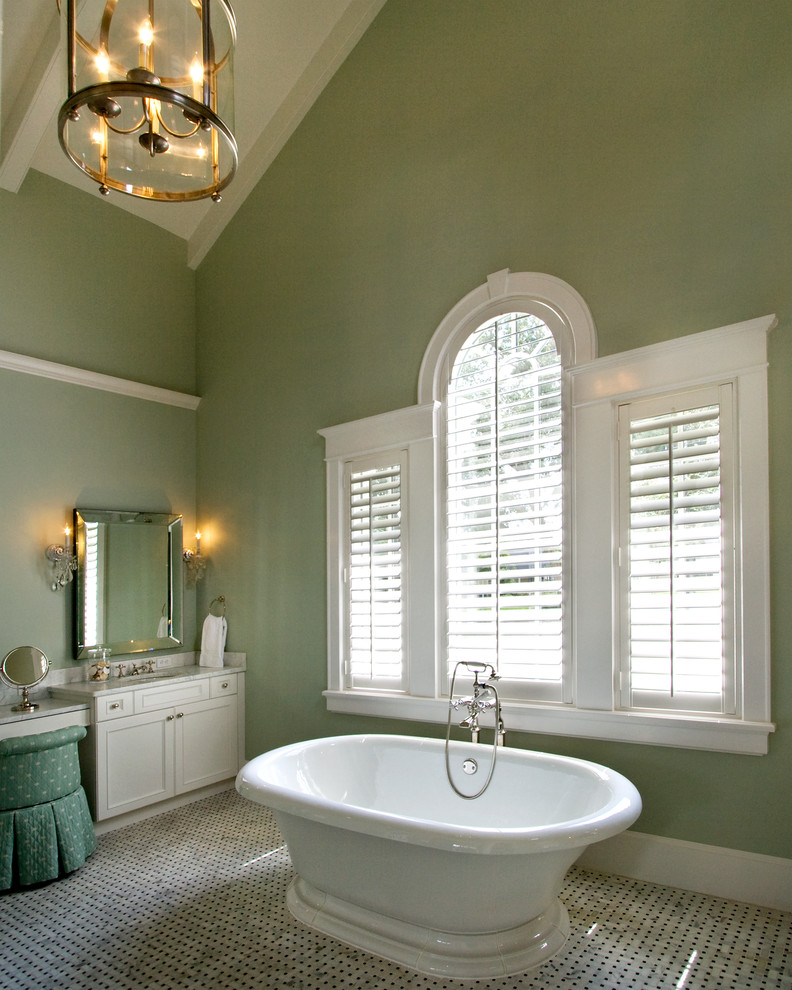 Bild på ett mycket stort vintage en-suite badrum, med luckor med infälld panel, vita skåp och ett fristående badkar