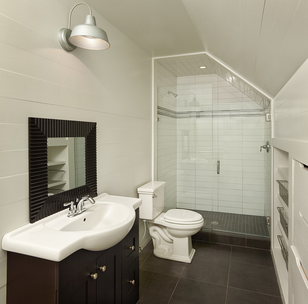 Idee per una stanza da bagno tradizionale con ante in stile shaker, ante nere, doccia alcova e piastrelle nere
