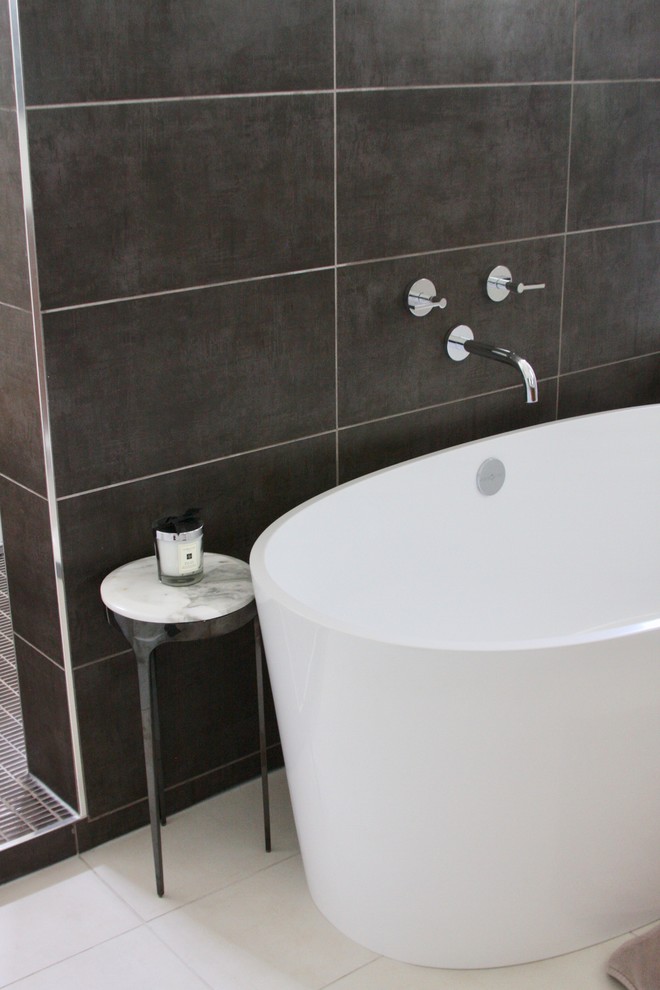 Immagine di una grande stanza da bagno padronale minimalista con vasca freestanding, piastrelle marroni e piastrelle in gres porcellanato