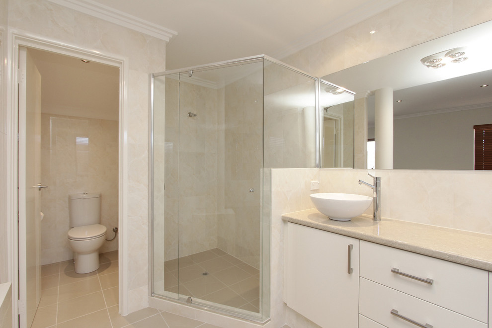 Exempel på ett stort modernt en-suite badrum, med släta luckor, vita skåp, en hörndusch, svart och vit kakel och ett fristående handfat