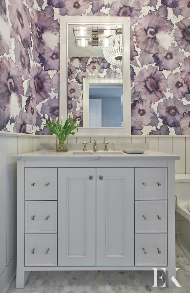 Modelo de cuarto de baño minimalista de tamaño medio con aseo y ducha, armarios tipo mueble, puertas de armario blancas, paredes púrpuras, lavabo bajoencimera y encimera de mármol