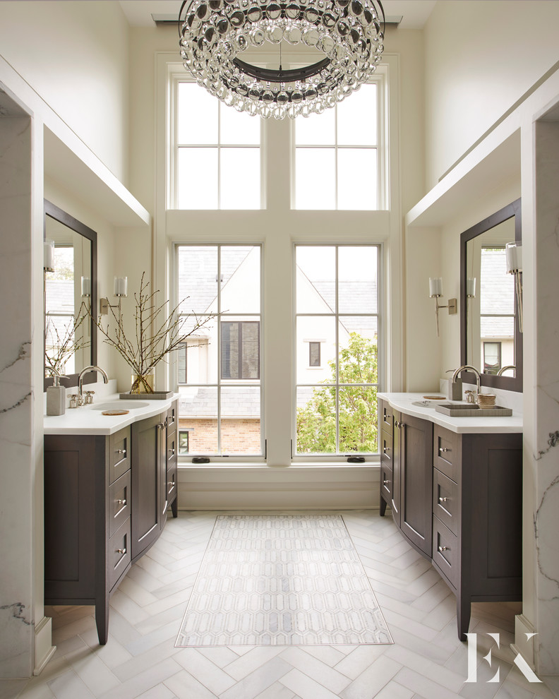 Diseño de cuarto de baño principal minimalista grande con armarios estilo shaker, puertas de armario de madera en tonos medios, paredes blancas y lavabo bajoencimera