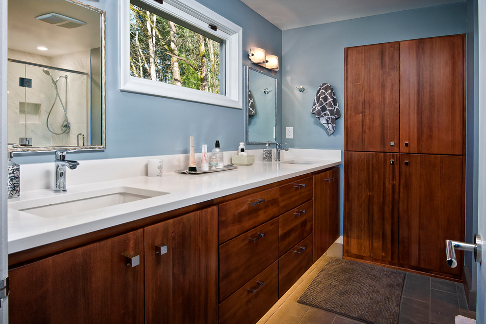 Cette photo montre une petite salle de bain tendance en bois brun avec un lavabo encastré, un placard à porte plane, un plan de toilette en quartz modifié, WC séparés, un carrelage gris, des carreaux de céramique, un mur bleu et un sol en carrelage de céramique.