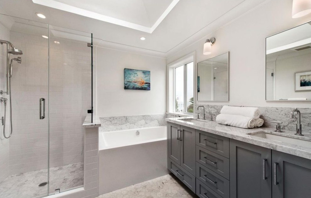 Idéer för ett mellanstort klassiskt en-suite badrum, med skåp i shakerstil, grå skåp, ett badkar i en alkov, en hörndusch, grå väggar, marmorgolv, ett undermonterad handfat, marmorbänkskiva, grått golv och dusch med gångjärnsdörr