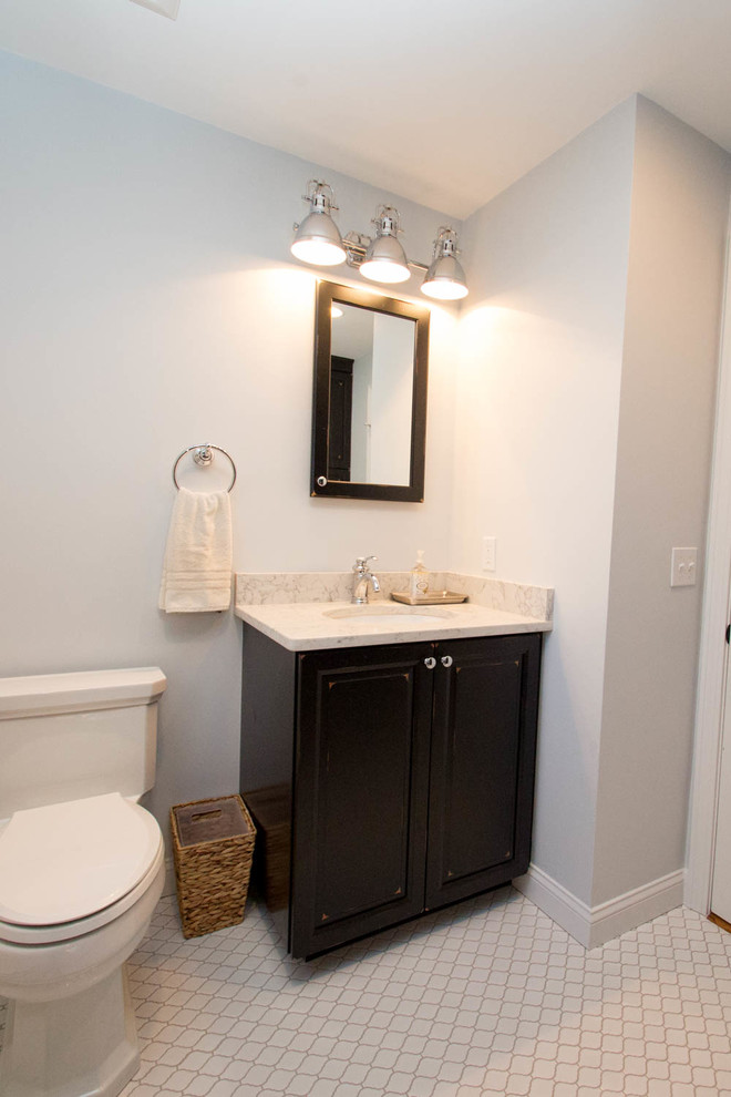 Foto di una piccola stanza da bagno chic con ante nere, pavimento in gres porcellanato, pavimento bianco e ante con bugna sagomata