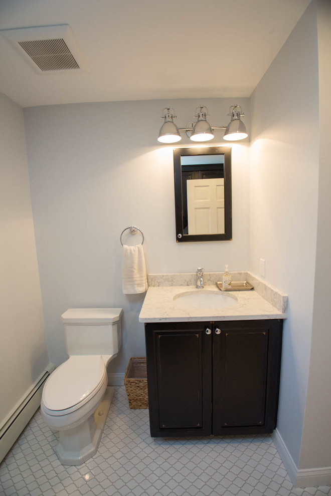 Inspiration för små klassiska badrum, med svarta skåp, klinkergolv i porslin, vitt golv och luckor med upphöjd panel