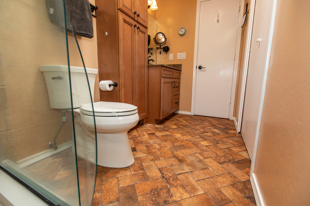Idéer för att renovera ett litet amerikanskt en-suite badrum, med luckor med infälld panel, skåp i ljust trä, en dusch i en alkov, en toalettstol med hel cisternkåpa, beige kakel, klinkergolv i keramik, ett integrerad handfat, flerfärgat golv och dusch med skjutdörr