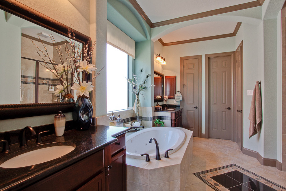Стильный дизайн: главная ванная комната в классическом стиле с фасадами в стиле шейкер, коричневыми фасадами, накладной ванной, серыми стенами, полом из керамической плитки, врезной раковиной, стеклянной столешницей, бежевым полом и коричневой столешницей - последний тренд