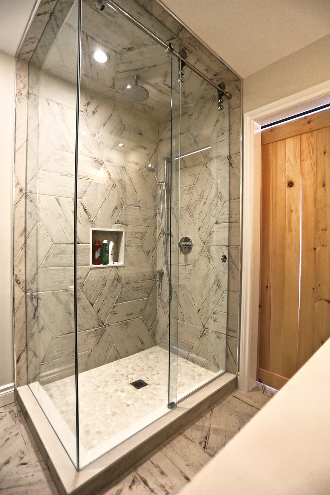 Immagine di una stanza da bagno padronale design con pavimento in gres porcellanato, top in quarzo composito e porta doccia scorrevole