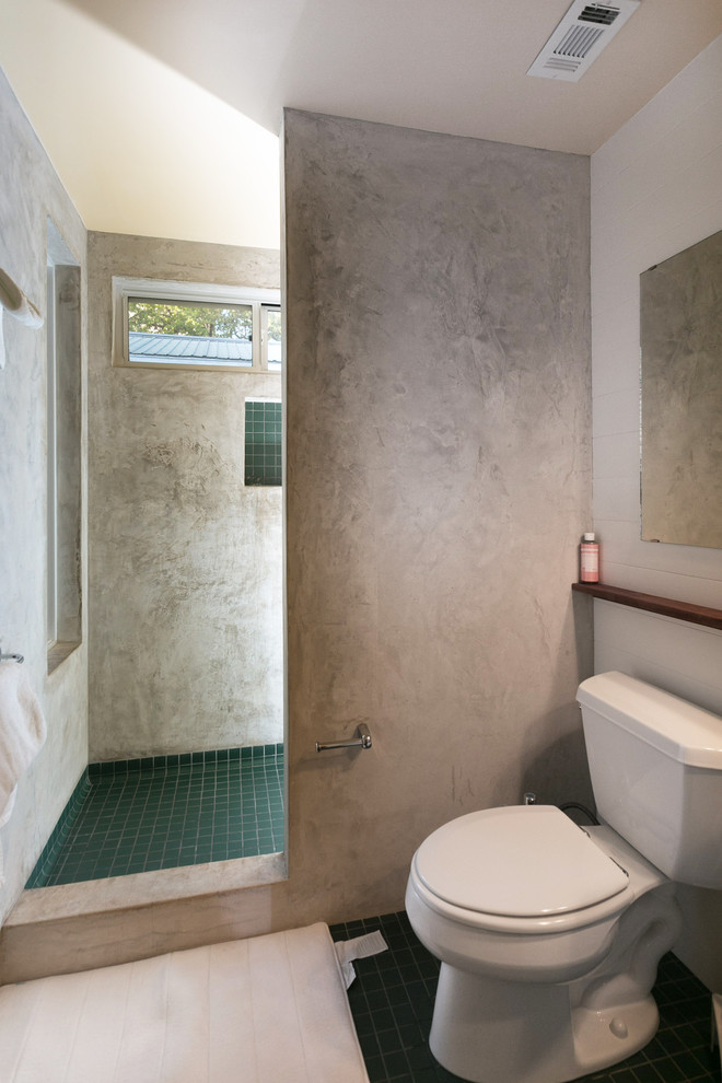 Cette image montre une salle de bain design avec un placard sans porte.