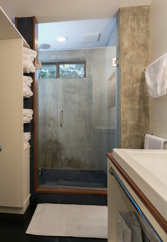 Idée de décoration pour une douche en alcôve design avec un placard sans porte, un carrelage bleu, des carreaux de céramique et un mur gris.