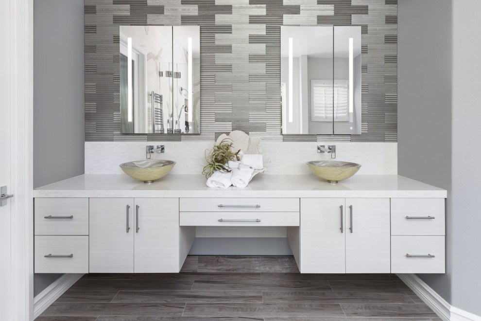 Inspiration för mellanstora moderna vitt en-suite badrum, med släta luckor, vita skåp, ett fristående badkar, vit kakel, porslinskakel och bänkskiva i kvarts