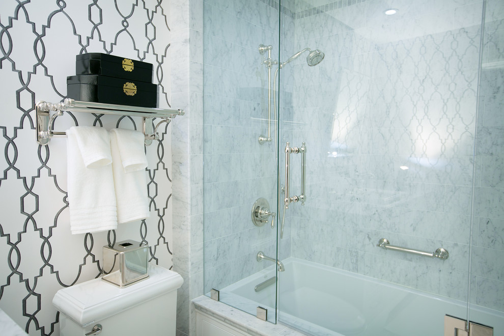 Idéer för ett mellanstort klassiskt en-suite badrum, med ett nedsänkt handfat, luckor med profilerade fronter, vita skåp, granitbänkskiva, ett fristående badkar, en toalettstol med separat cisternkåpa, vit kakel, keramikplattor, beige väggar och marmorgolv