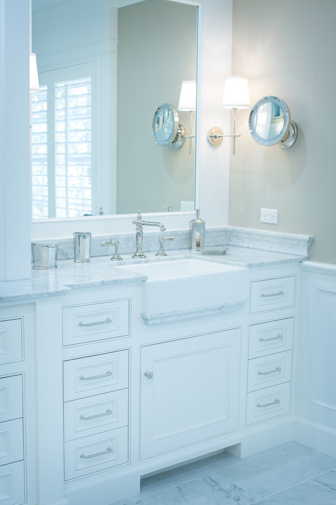 Esempio di una grande stanza da bagno padronale tradizionale con ante a filo, ante bianche, top in marmo, vasca freestanding, piastrelle bianche, pareti beige e pavimento in marmo
