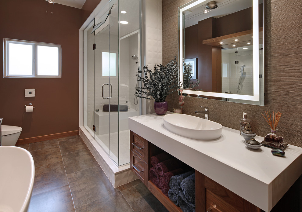 Aménagement d'une salle de bain principale contemporaine en bois brun de taille moyenne avec un placard à porte shaker, une baignoire indépendante, des carreaux de porcelaine, un mur marron, un sol en carrelage de porcelaine, une vasque et un plan de toilette en quartz.