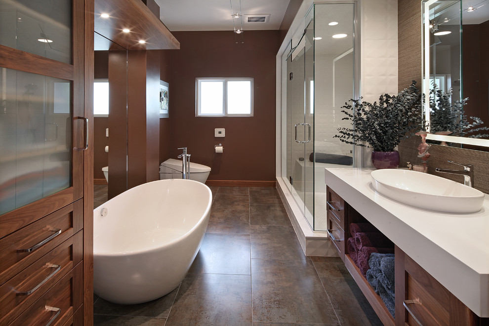 Modern inredning av ett en-suite badrum, med skåp i shakerstil, skåp i mellenmörkt trä, ett fristående badkar, porslinskakel, klinkergolv i porslin, ett fristående handfat och bänkskiva i kvartsit