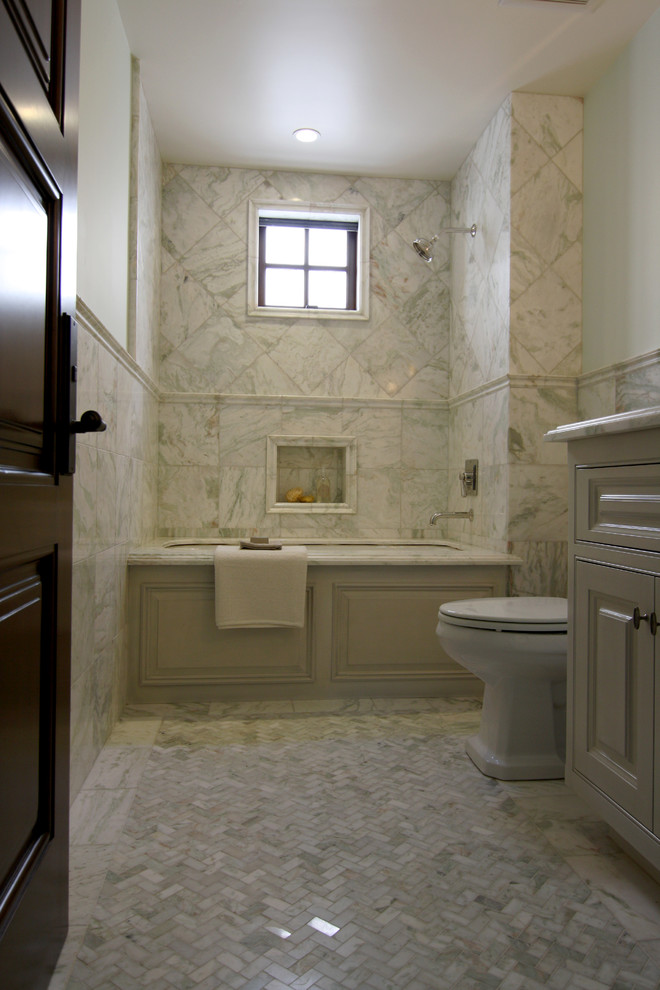 オレンジカウンティにある高級な中くらいなトラディショナルスタイルのおしゃれなバスルーム (浴槽なし) (家具調キャビネット、グレーのキャビネット、大理石の洗面台、白いタイル、石タイル、アンダーマウント型浴槽、シャワー付き浴槽	、分離型トイレ、アンダーカウンター洗面器、緑の壁、大理石の床) の写真
