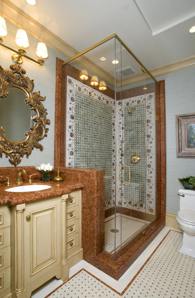 ロサンゼルスにあるヴィクトリアン調のおしゃれな浴室 (アルコーブ型シャワー、モザイクタイル) の写真