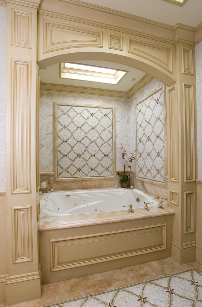 ロサンゼルスにあるトラディショナルスタイルのおしゃれな浴室 (モザイクタイル) の写真