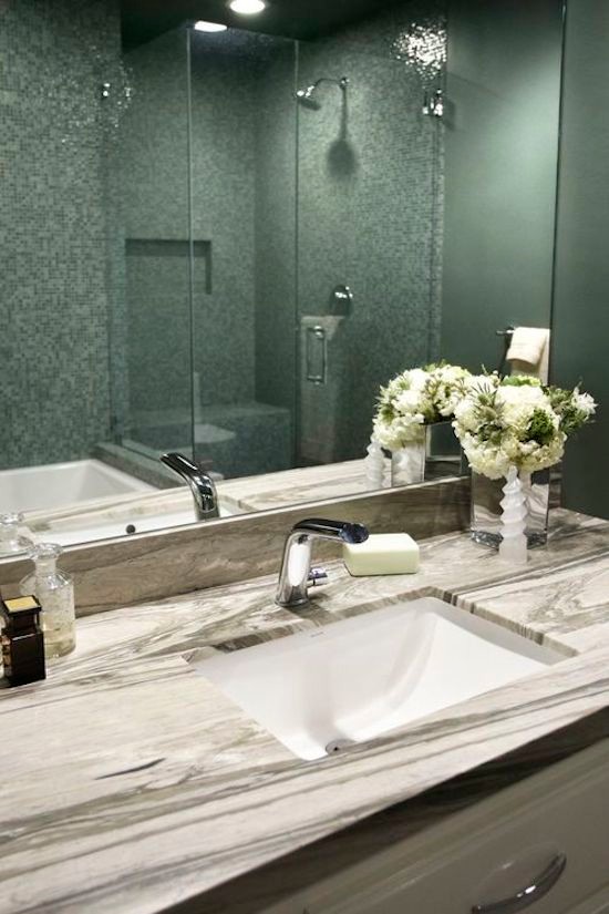 Großes Klassisches Badezimmer En Suite mit Duschbadewanne, profilierten Schrankfronten, weißen Schränken, Badewanne in Nische, Mosaikfliesen, blauen Fliesen, grünen Fliesen, bunten Wänden, Mosaik-Bodenfliesen, Unterbauwaschbecken und Granit-Waschbecken/Waschtisch in Los Angeles