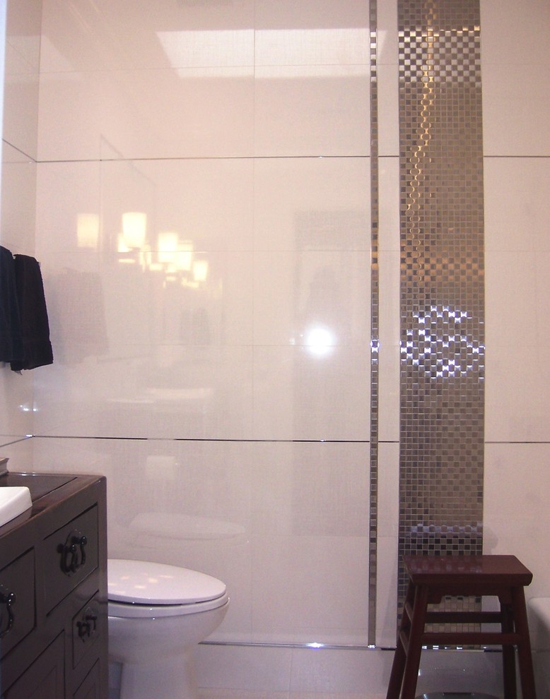 Foto på ett mellanstort vintage en-suite badrum, med släta luckor, skåp i mörkt trä, vita väggar, mörkt trägolv, ett undermonterad handfat och träbänkskiva