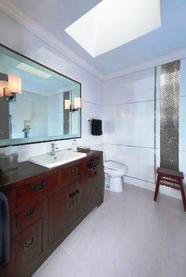 Klassisk inredning av ett mellanstort en-suite badrum, med släta luckor, skåp i mörkt trä, vita väggar, mörkt trägolv, ett undermonterad handfat och träbänkskiva