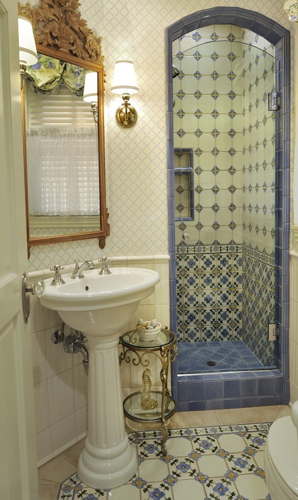 Стильный дизайн: ванная комната в классическом стиле с раковиной с пьедесталом, душем в нише, разноцветной плиткой и разноцветным полом - последний тренд