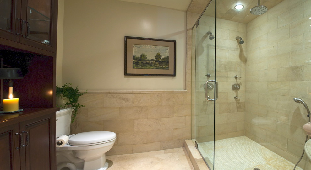 Пример оригинального дизайна: огромная главная ванная комната в классическом стиле с фасадами с выступающей филенкой, темными деревянными фасадами, двойным душем, унитазом-моноблоком, бежевой плиткой, плиткой из известняка, бежевыми стенами, полом из известняка, бежевым полом и душем с распашными дверями