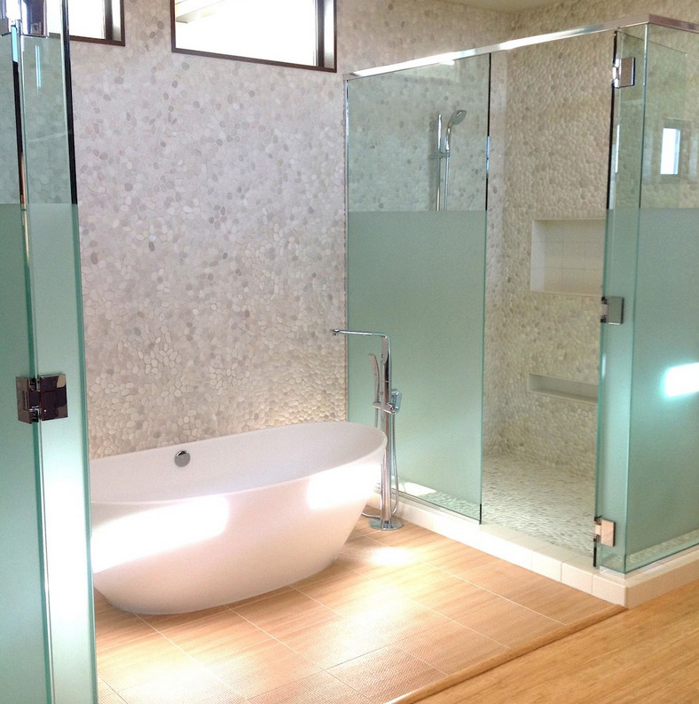 На фото: главная ванная комната в стиле модернизм с плоскими фасадами, темными деревянными фасадами, отдельно стоящей ванной, угловым душем, белой плиткой, галечной плиткой, белыми стенами, полом из бамбука и столешницей из искусственного кварца