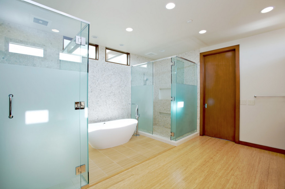 Свежая идея для дизайна: главная ванная комната в стиле модернизм с плоскими фасадами, темными деревянными фасадами, отдельно стоящей ванной, угловым душем, белой плиткой, галечной плиткой, белыми стенами, полом из бамбука и столешницей из искусственного кварца - отличное фото интерьера