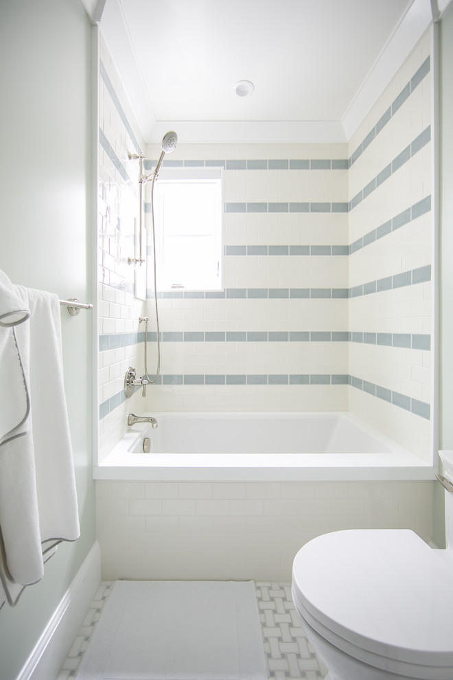 Inspiration för ett mellanstort maritimt badrum med dusch, med skåp i shakerstil, vita skåp, ett badkar i en alkov, en dusch/badkar-kombination, en toalettstol med hel cisternkåpa, blå kakel, vit kakel, cementkakel, gröna väggar, klinkergolv i porslin, ett undermonterad handfat, bänkskiva i akrylsten, vitt golv och med dusch som är öppen