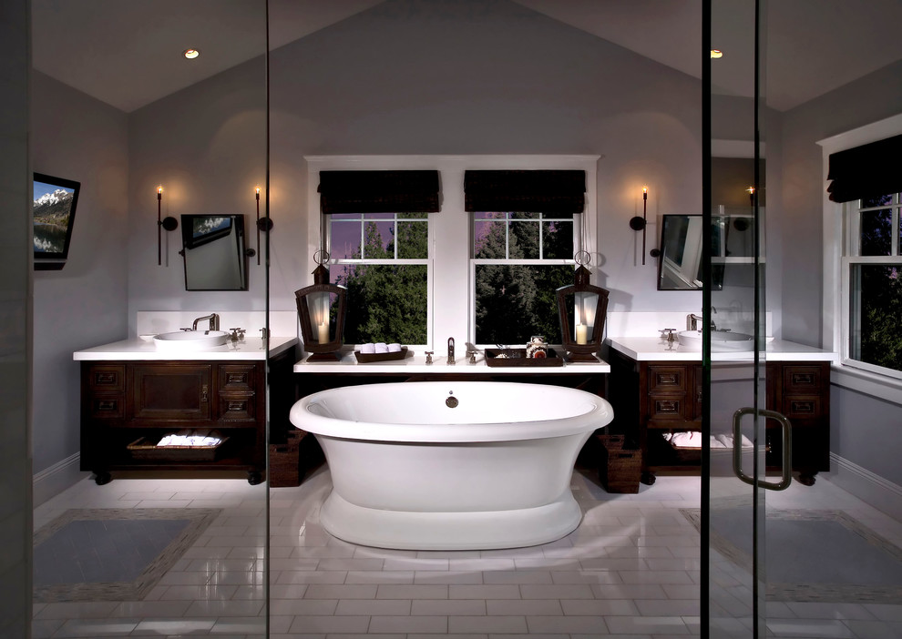Diseño de cuarto de baño rectangular clásico con puertas de armario de madera en tonos medios, bañera exenta y armarios con rebordes decorativos