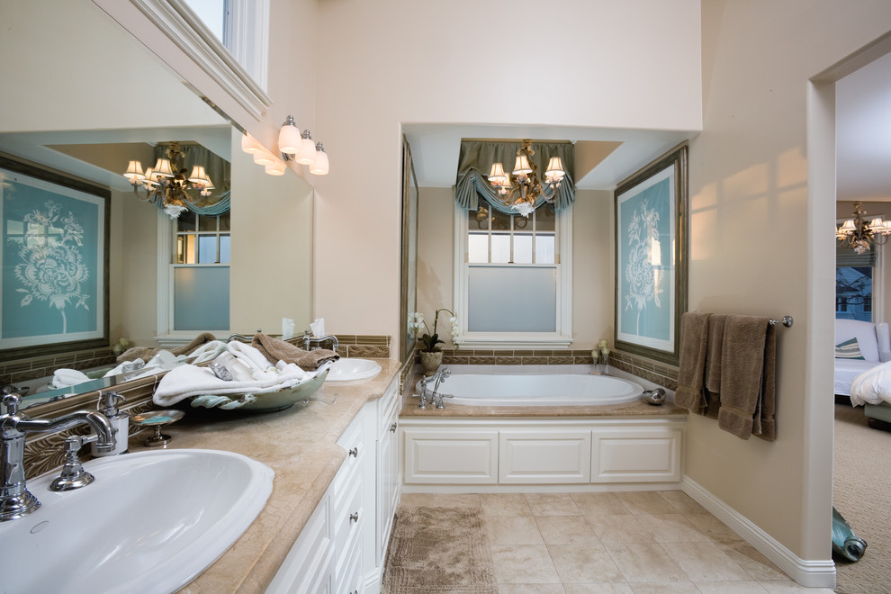 На фото: ванная комната в морском стиле с накладной раковиной